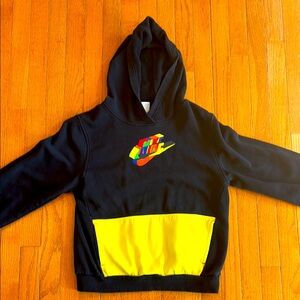 Boys Nike Sweatshirt. Size  XL. Worn - but still in good condition.